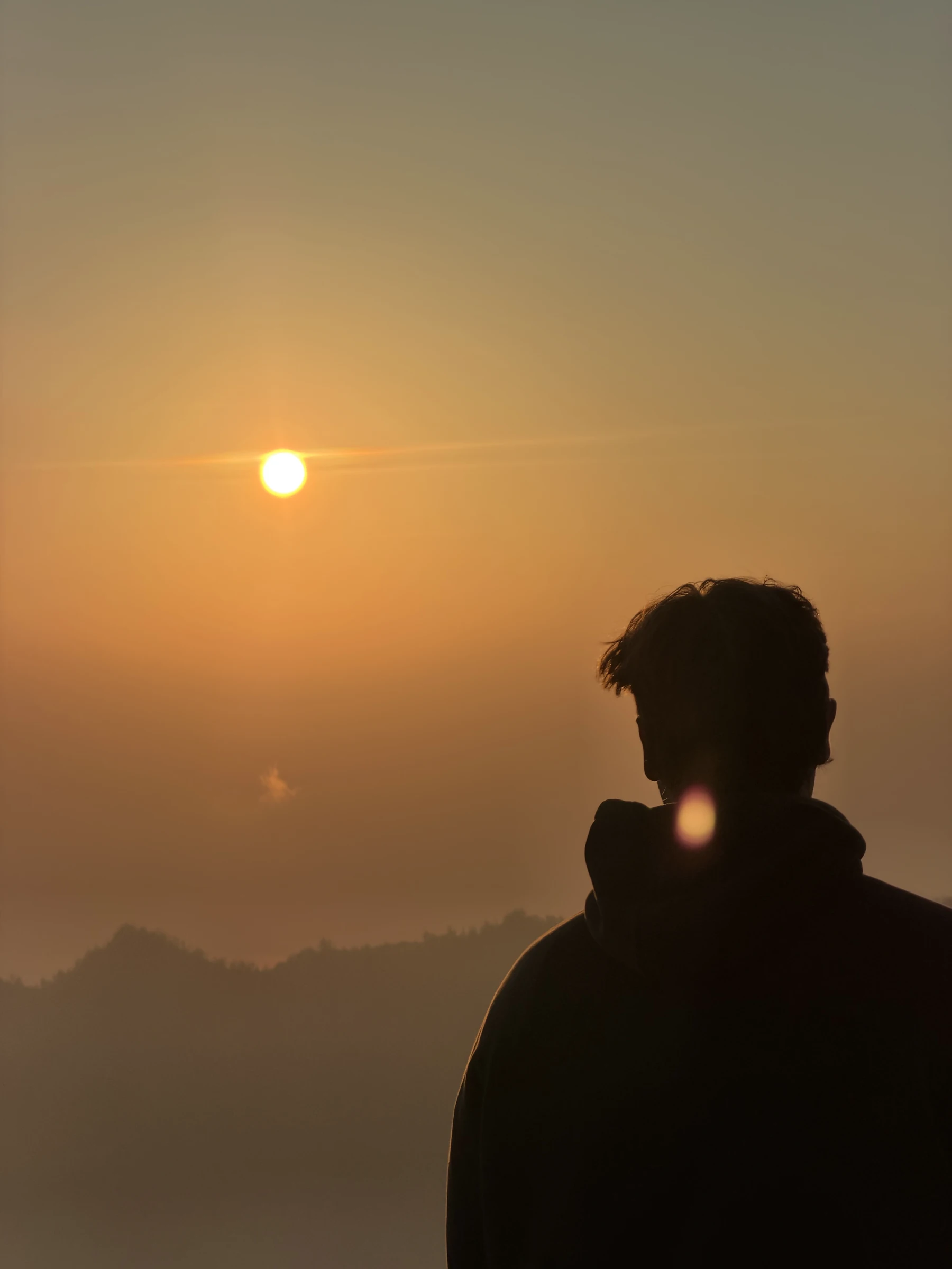 Ruhige Silhouette vor dem goldenen Sonnenaufgang über Balis Bergen
