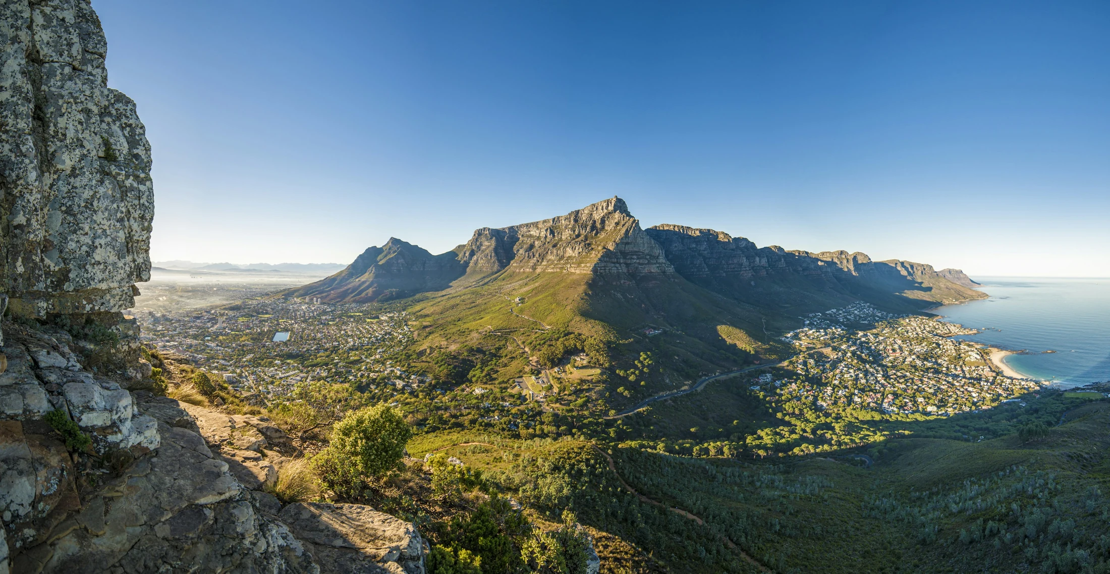 Blick vom Lion’s Head auf Kapstadt, den Tafelberg und die Atlantikküste