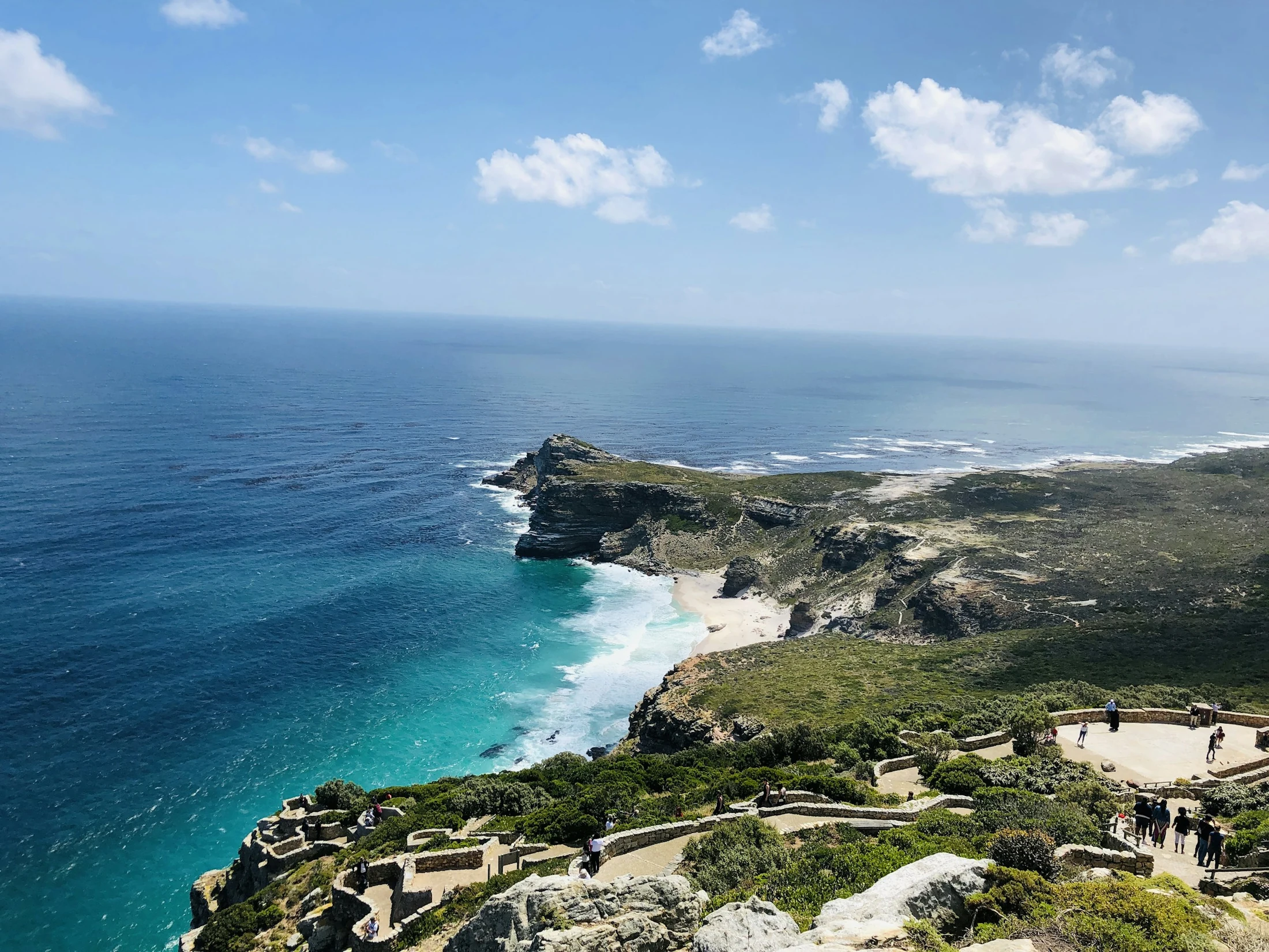 Blick auf die türkisfarbene Atlantikküste und die Klippen bei Cape Point