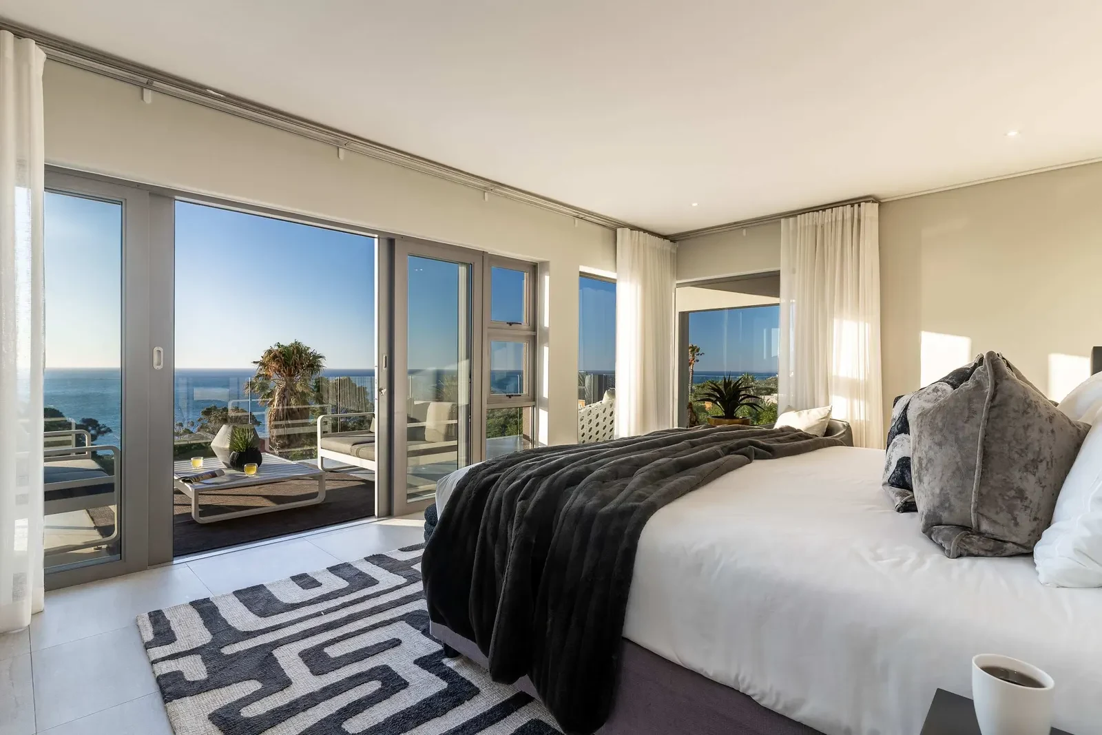Schlafzimmer der Villa in Bakoven mit Blick auf den Atlantik