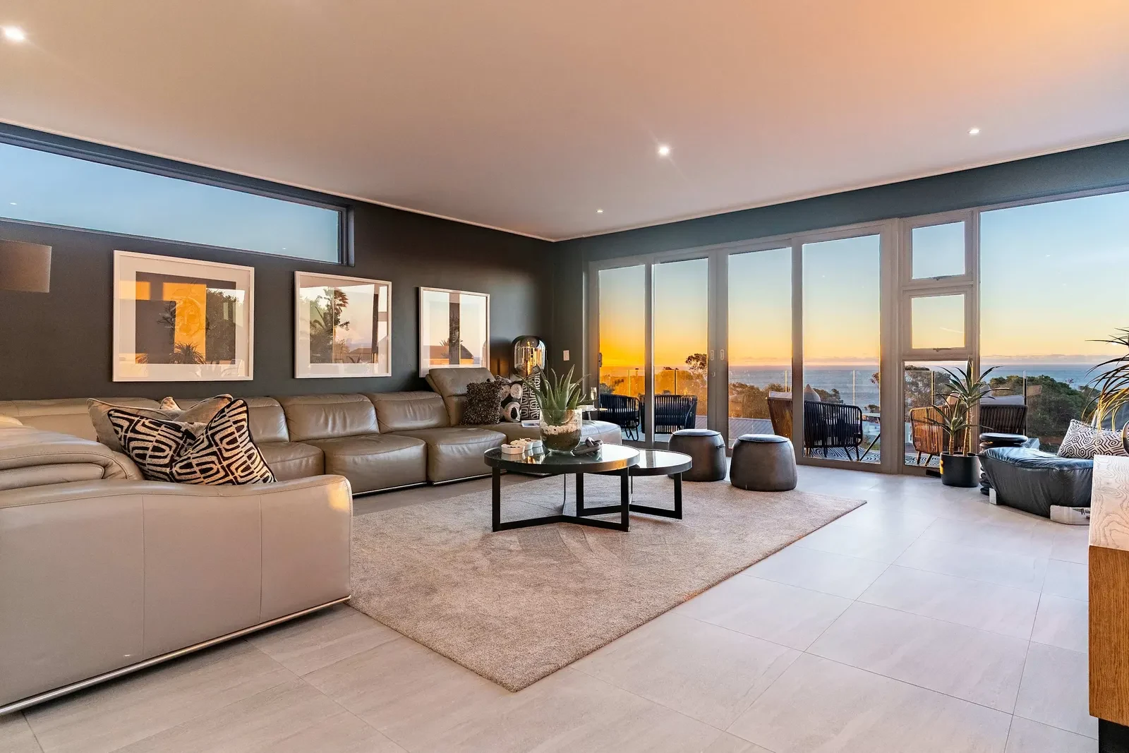 Wohnbereich der Villa in Bakoven mit hellen Sofas und Meerblick